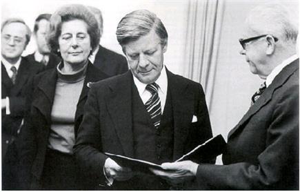 Der deutsche Bundespräsident Gustav Heinemann gibt Helmut Schmidt 1974 die Ernennungsurkunde zum deutschen Bundeskanzler. 